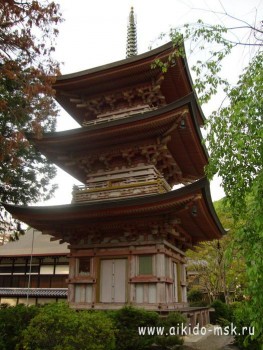 Трёхярусная пагода храма "Чодзендзи"