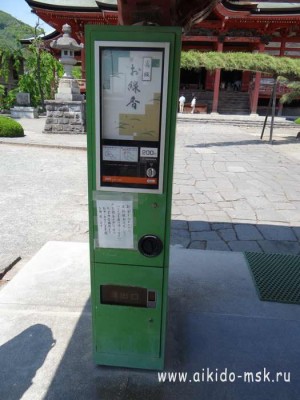 Японские вендорные автоматы с благовониями.