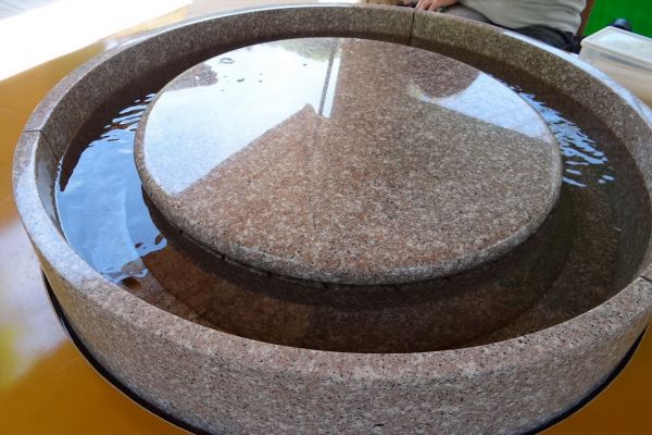 Стол с циркулирующей водой в лапшичной