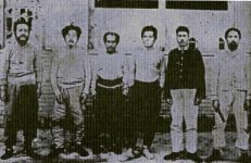 30 июля 1924г. Тюрьма Пейинтала. Слева навраво: Матсумура, Онисабуро, Морихеи, Огивара, Иноуе и Сакамото в плену у китайцев, закованные в кандалы