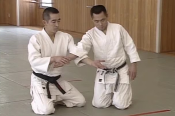 Katate Mochi Hijiate Kokyunage (1)(2)