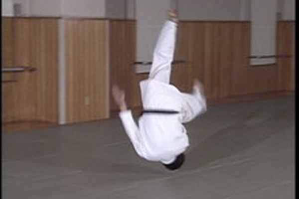 Высокая страховка вперед (Zenpo Hiyaku Ukemi)